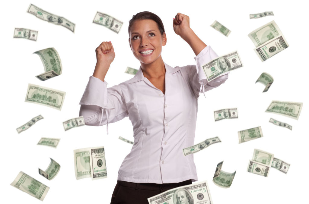 Mujer contenta haciendo gestos de baile mientras billetes de dinero caen a su alrededor
