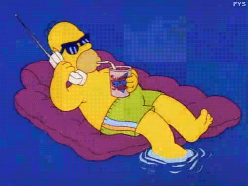 Homer Simpson en una piscina sobre una colchoneta hablando por telefono y bebiendo un refresco