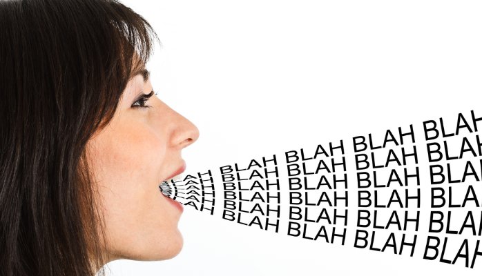 Mujer de perfil saliendo de su boca las palabras blah blah blah