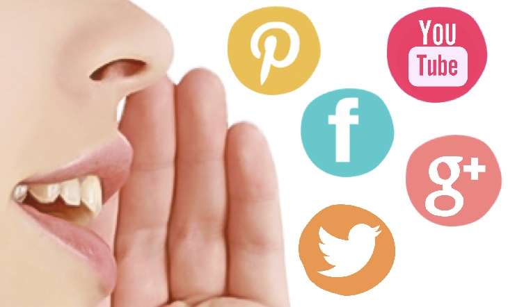 Mujer poniendo la mano al lado de la boca y varios iconos de redes sociales al lado