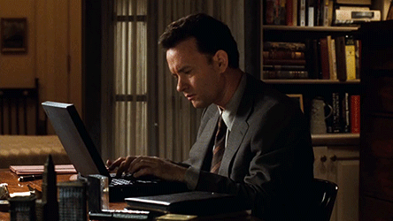 Tom Hanks escribiendo en su portatil en una escena de la pelicula Tienes Un Email