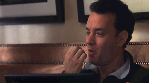 Tom Hanks escribiendo un email en su portatil en una escena de la pelicula Tienes Un Email