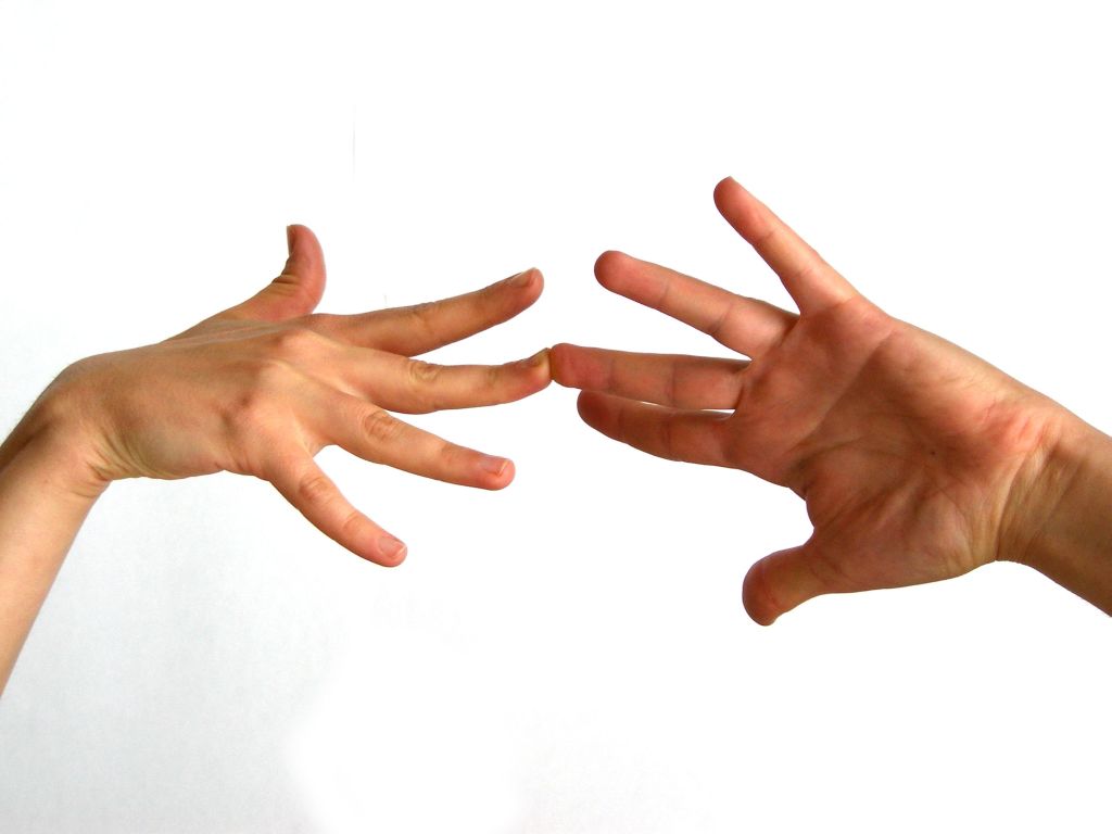 Dos manos tocandose con un solo dedo