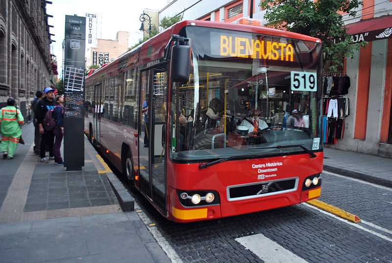 Autobús estacionado en parada recogiendo pasajeros