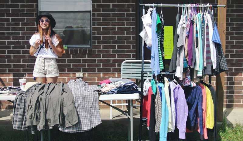 Mujer vendiendo ropa usada