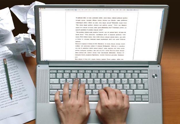 Persona escribiendo en un computador