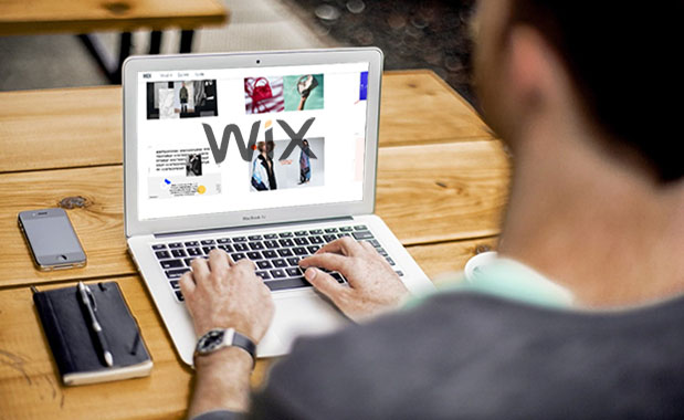 Hombre creando blog con Wix